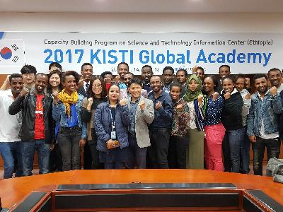 Group photo with participants in 2017 KISTI Global Academy image